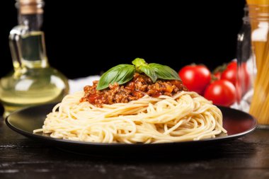 Spagetti bolognese koyu arka plan üzerinde