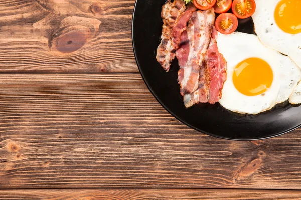 Traditionel morgenmad på en tallerken - Stock-foto