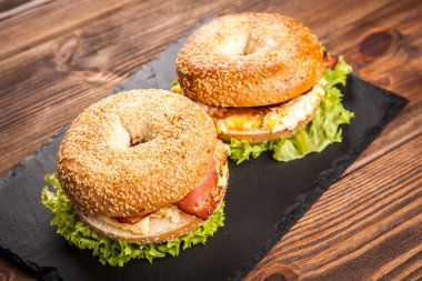 Pastırma ve yumurta ile simit