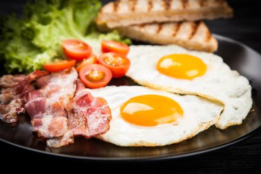 Bir plaka üzerinde geleneksel kahvaltı