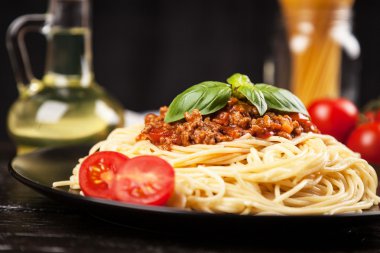 Spagetti bolognese koyu arka plan üzerinde