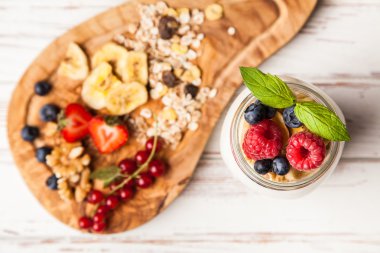 Meyveleri tatlı ile müsli