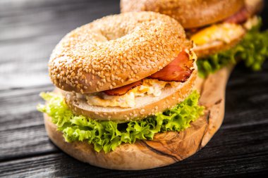 Pastırma ve yumurta ile simit