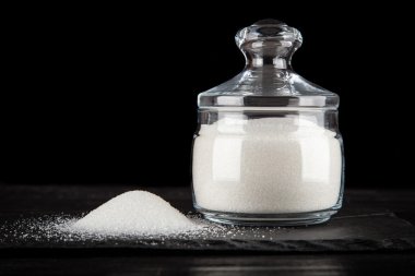Beyaz bir kase şeker rafine