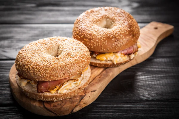 Bagel med bacon och ägg — Stockfoto