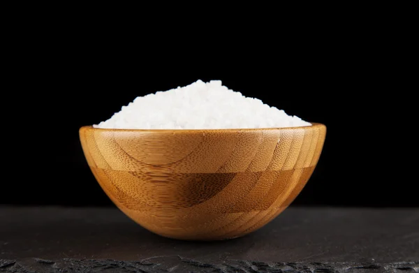 Salt i en bambus skål - Stock-foto