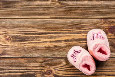 Ahşap arka planda bebek kıyafetleri