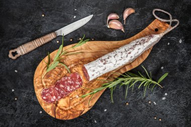 Salam koyu arka plan üzerinde