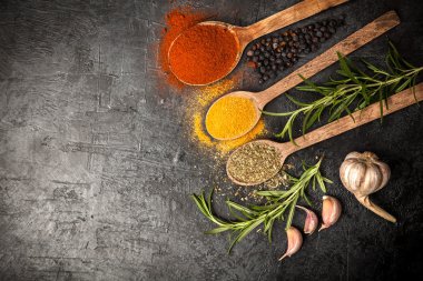 Koyu arka plan üzerine baharat