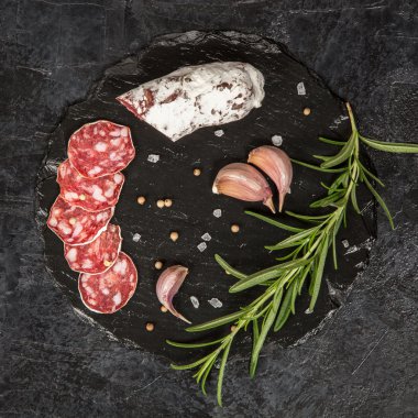 Salam koyu arka plan üzerinde