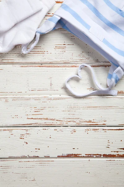 Babykleding op houten ondergrond — Stockfoto