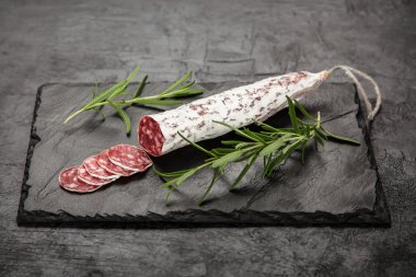 Salam koyu arka plan üzerinde