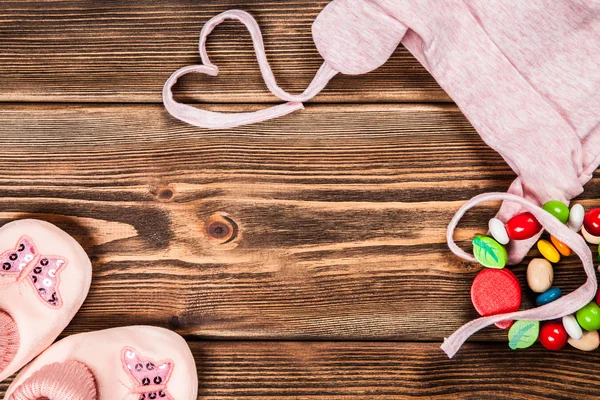 Ropa de bebé sobre fondo de madera — Foto de Stock