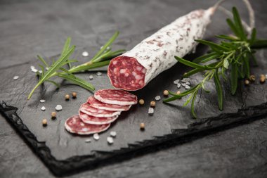 Salam koyu arka plan üzerinde