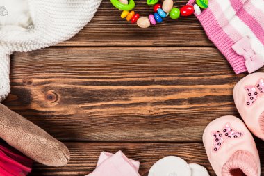 Ahşap arka planda bebek kıyafetleri