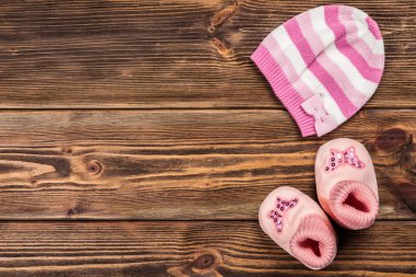 Ahşap arka planda bebek kıyafetleri