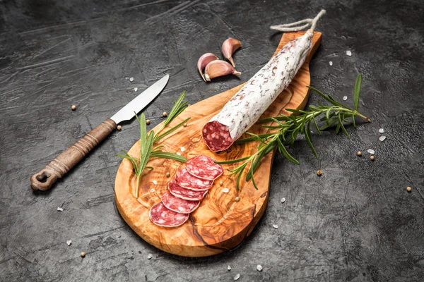 Salami na ciemnym tle — Zdjęcie stockowe