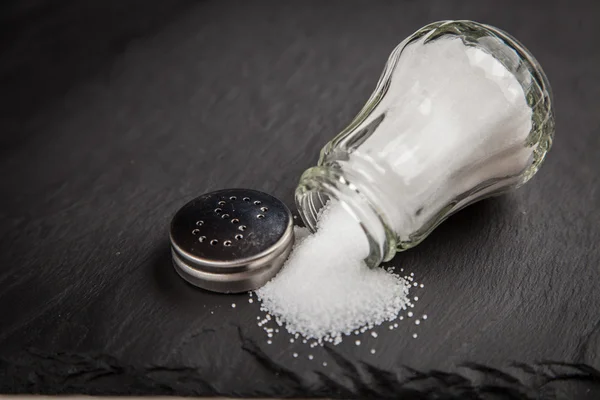 Salzstreuer auf Schiefertafel — Stockfoto