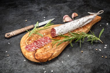 Salam koyu arka plan üzerinde