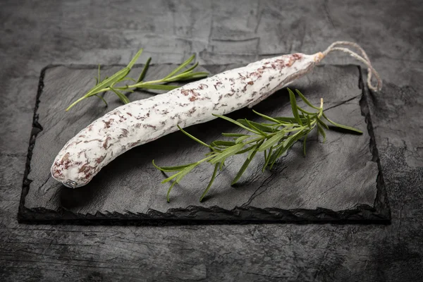 Salame no fundo escuro — Fotografia de Stock