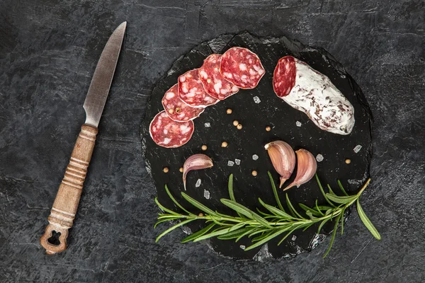 Salami sobre fondo oscuro — Foto de Stock