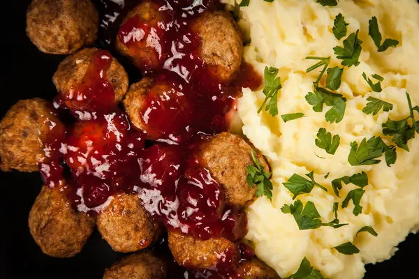 Boulettes et purée de pommes de terre — Photo