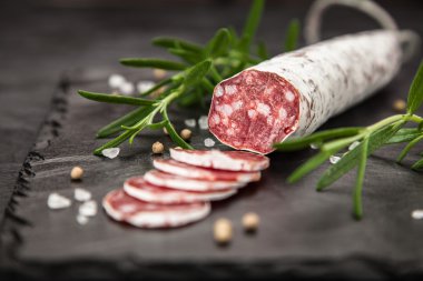 Salam koyu arka plan üzerinde