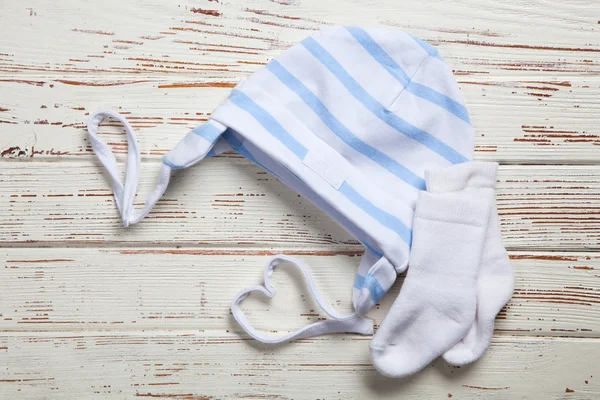 Babykleding op houten ondergrond — Stockfoto