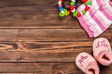 Ahşap arka planda bebek kıyafetleri