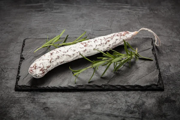 Salame no fundo escuro — Fotografia de Stock