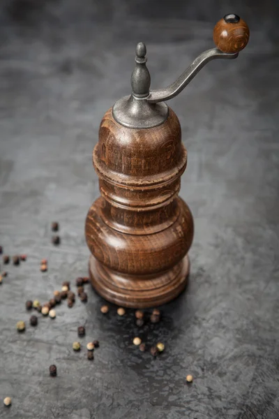 Karabiber öğütücüsü koyu arka plan üzerinde