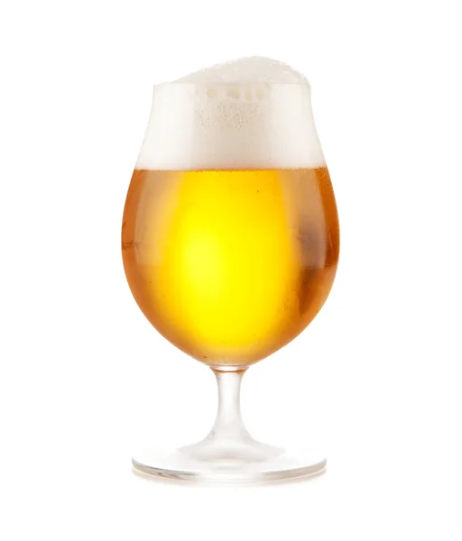 Bicchiere di birra su sfondo bianco — Foto Stock