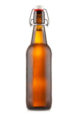 Beyaz arka planda bira şişesi