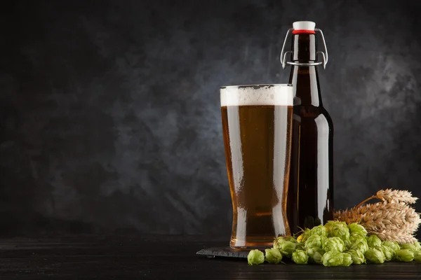 Vaso de cerveza sobre fondo oscuro —  Fotos de Stock