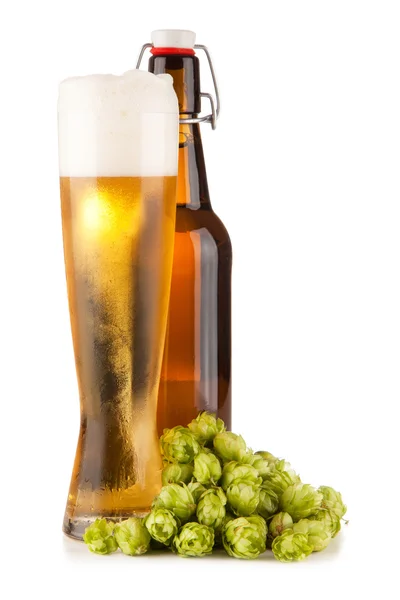 Beyaz arkaplanda bira bardağı — Stok fotoğraf