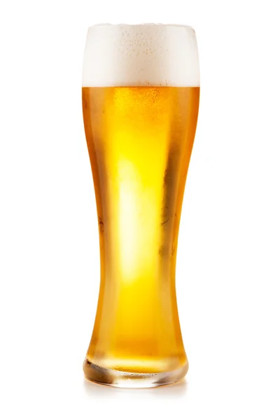 Vidro de cerveja no fundo branco — Fotografia de Stock