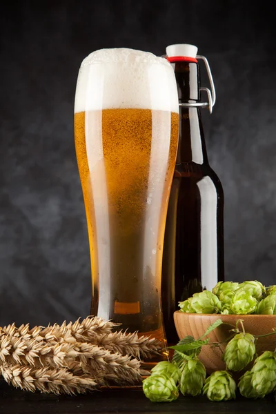 Bierglas auf dunklem Hintergrund — Stockfoto