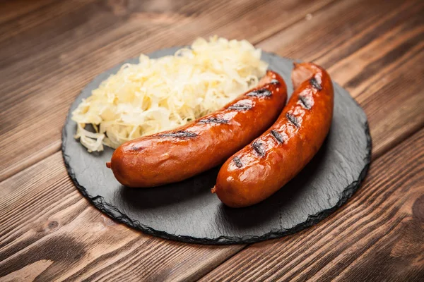 Traditionelle Deutsche Küche Mit Sauerkraut Und Bratwurst — Stockfoto