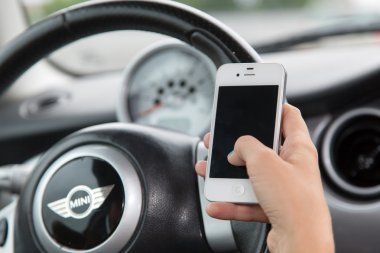 bir iphone kullanan kadın