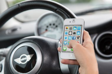 bir iphone kullanan kadın