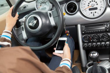 bir iphone kullanan kadın