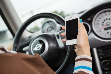 bir iphone kullanan kadın