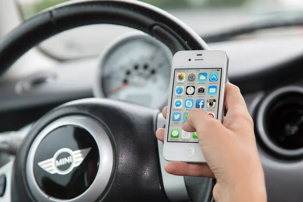 Frau benutzt ein iPhone — Stockfoto