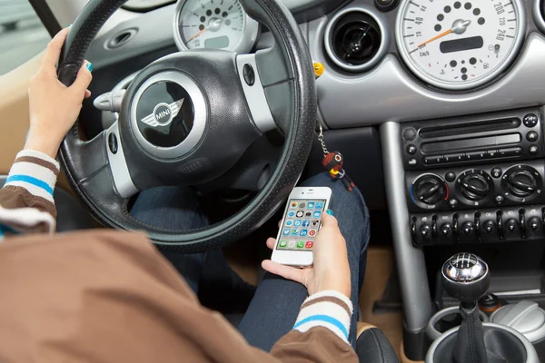 Mujer usando un iPhone — Foto de Stock