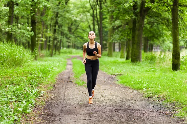 Junge Frau arbeitet in einem Park — Stockfoto