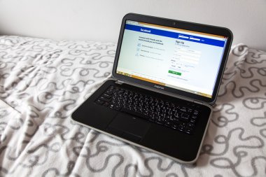 Wroclaw, Polonya - Ağustos 26, 2014: facebook sosyal ağ giriş ekranı ile işletilen fotoğraf 8.1 Windows dizüstü
