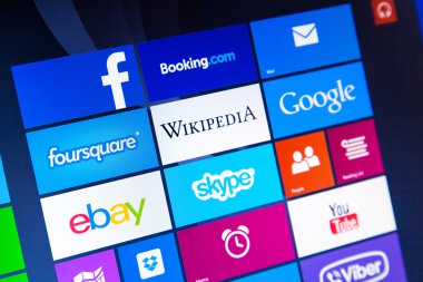 Wroclaw, Polonya - Ağustos 26, 2014: işletilen fotoğraf 8.1 Windows dizüstü - başlangıç ekranı ile en popüler apps