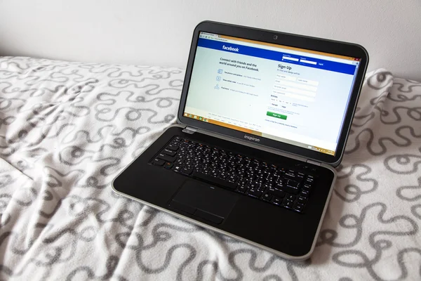 WROCLAW, POLONIA - AGOSTO 26, 2014: Foto di un computer portatile Windows 8.1 operato con una schermata di login di Facebook social network — Foto Stock