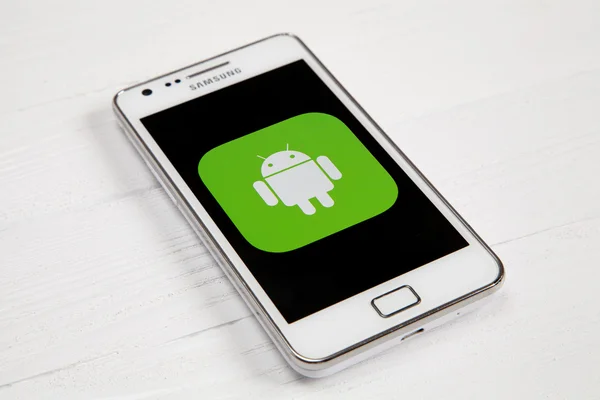 WROCLAW, POLONIA - 26 de agosto de 2014: Foto de un teléfono inteligente Samsung Galaxy S2 Android —  Fotos de Stock