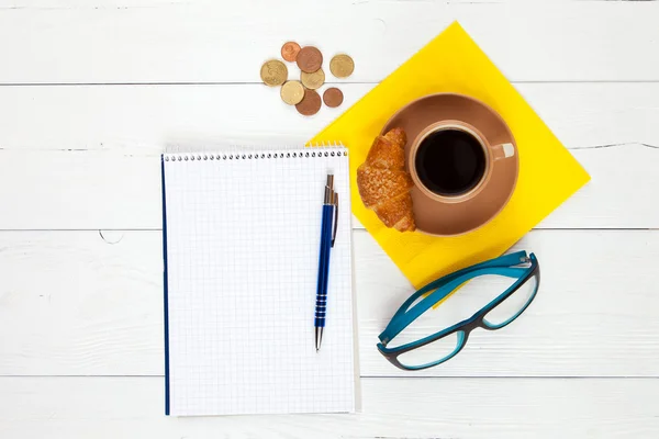 Üzerinde bir worktable kruvasan ile kahve — Stok fotoğraf
